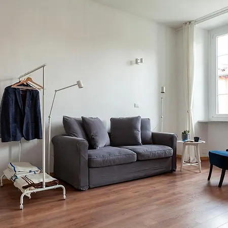 A Quiet Sunny In Apartment *